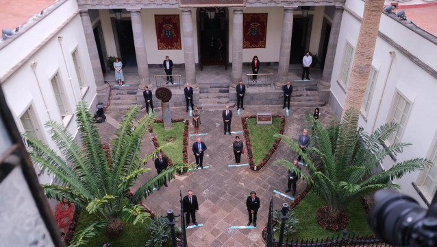 Firmantes del 'Pacto de Reconstrucción' de Canarias en el patio del Parlamento