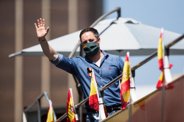 El presidente de Vox, Santiago Abascal, montado en un autobús durante la congregación de coches y motos, con pancartas y banderas de España, por las calles de la capital en la manifestación de Vox para pedir la dimisión del Gobierno de Pedro Sánchez por s