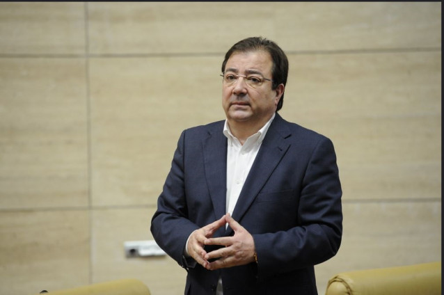 El presidente de la Junta de Extremadura, Guillermo Fernández Vara, en el pleno de la Asamblea