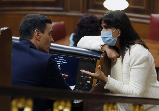 La portavoz de Junts per Catalunya en el Congreso, Laura Borràs, conversa con el presidente del Gobierno, Pedro Sánchez, durante el pleno del Congreso este miércoles donde se autorizará otra prórroga del estado de alarma solicitada por el Gobierno, en Mad