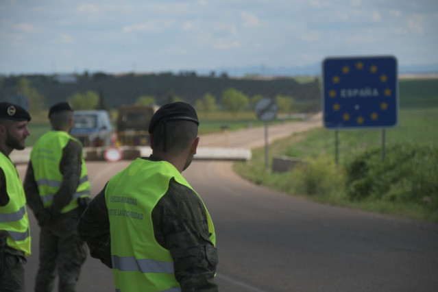 Militares de la Brigada Extremadura XI en la frontera con Portugal.
