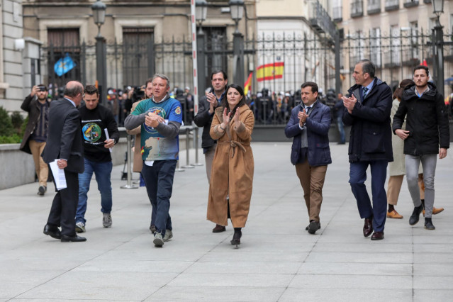 Representantes de Jusapol con los dirigentges de Vox Macarena Olona y Javier Ortega Smith