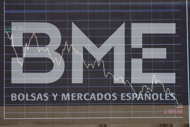 Panel de Bolsas y Mercados Españoles (BME) en un gráfico del interior del Palacio de la Bolsa de Madrid, edificio de 1893, en Madrid, a 11 de octubre de 2019.