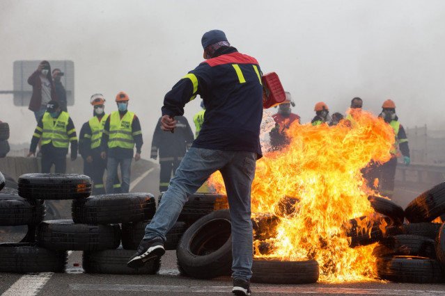 Participantes en la manifestación del comité de empresa de Alcoa neumáticos para su quema, en Ribadeo (Lugo/Galicia) a 31 de mayo de 2020.