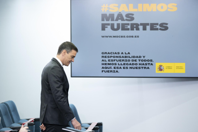 El presidente del Gobierno, Pedro Sánchez, a su llegada para comparecer en rueda de prensa tras la videoconferencia con presidentes de comunidades y ciudades autónomas en La Moncloa, en Madrid (España) a 31 de mayo de 2020.