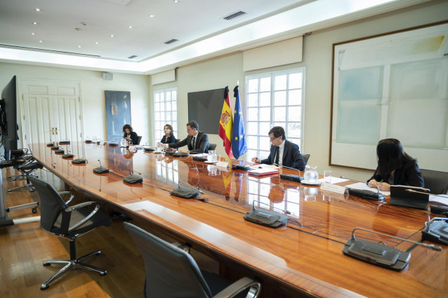 El presidente del Gobierno, Pedro Sánchez, se reúne por videoconferencia con los presidentes autonómicos, en Madrid (España) a 24 de mayo de 2020. Junto a él están la ministra de Hacienda y portavoz del Gobierno, María Jesús Montero (d1); la ministra para