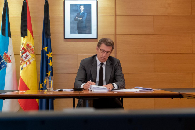 O titular do Goberno galego, Alberto Núñez Feijóo, mantén unha videoconferencia co presidente do Goberno central, Pedro Sánchez, e os outros presidentes autonómicos. Edificio Administratito de San Caetano, Santiago de Compostela, 17/05/20.