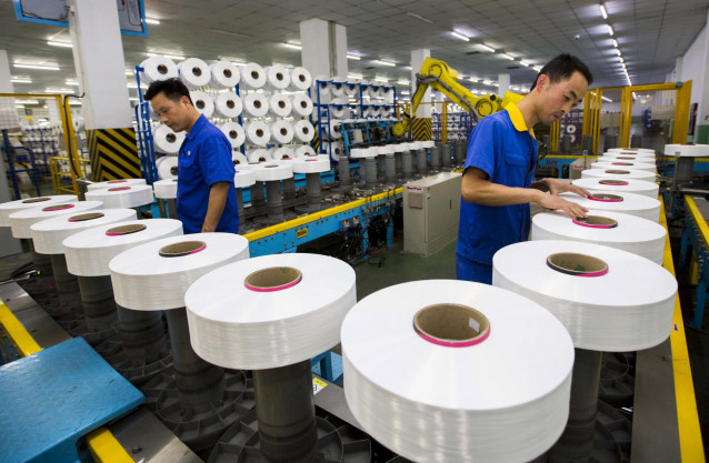 Trabajadores chinos en una fábrica textil de Suzhou