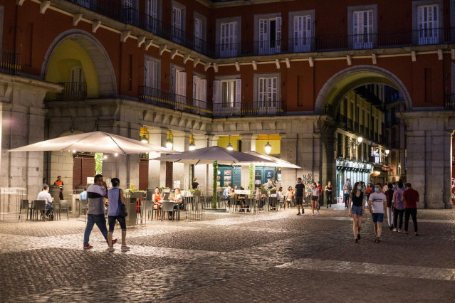 Las terrazas de la Plaza Mayor de Madrid recuperan la actividad durante el primer fin de semana de fase 1 de desescalada