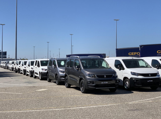 Vehículos preparados para exportación en la planta del Grupo PSA en Vigo (Opel/Peugeot)