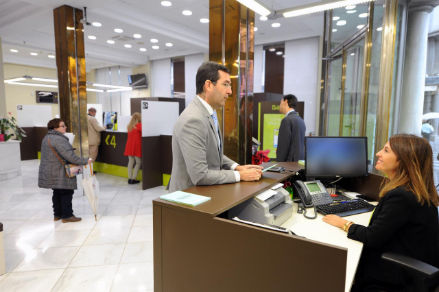 Bankia, Primer Banco En Granada Que Abre Por La Tarde Tras Poner En Marcha Su Primera Oficina Ágil