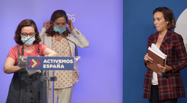 La vicesecretaria de Política Social del PP, Cuca Gamarra, y la vicepresidenta del Congreso, Ana Pastor, momentos antes de ofrecer una rueda de prensa en la sede nacional del partido. En Madrid (España), a 1 de junio de 2020.