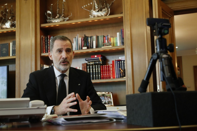 El Rey Felipe VI conversa por videoconferencia con representantes de los Colegios de Administradores de Fincas para conocer las medidas frente a la epidemia implantadas en los edificios de viviendas. En Madrid, (España), a 29 de mayo de 2020.