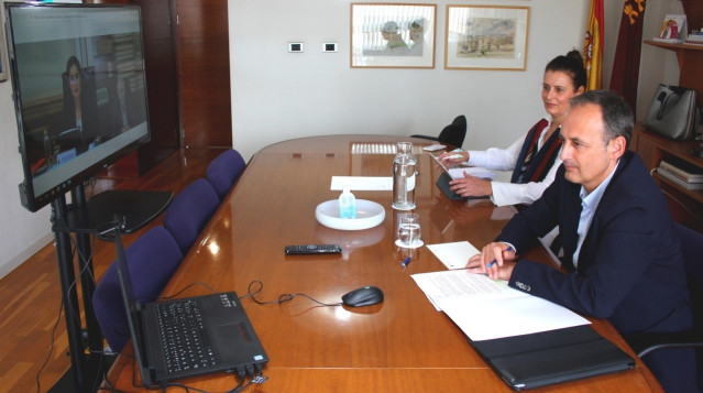 El consejero de Presidencia y Hacienda, Javier Celdrán, durante el encuentro por videoconferencia con la ministra de Política Territorial y Función Pública, Carolina Darias.