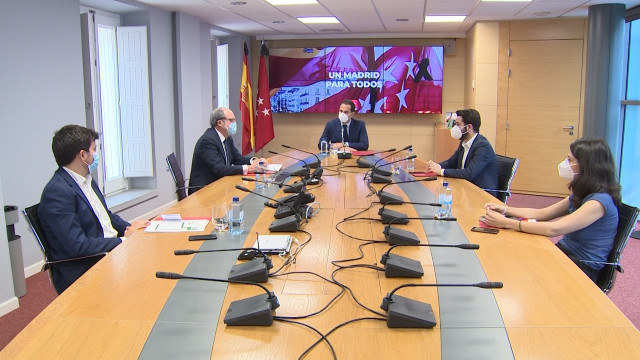 Ignacio Aguado con los portavoces de PSOE, Más Madrid, Cs y Unidas Podemos en la Asamblea de Madrid