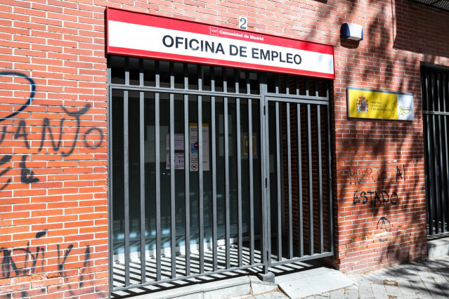 Rejas en las puertas de una Oficina de Empleo cerrada el día en el que, según datos del Ministerio de Trabajo y Economía Social publicados este jueves, el número de parados registrados en las oficinas de los servicios públicos de empleo (antiguo Inem) se