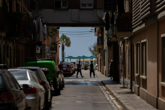Varias personas caminan por una calle en Barcelona a 26 de mayo de 2020.