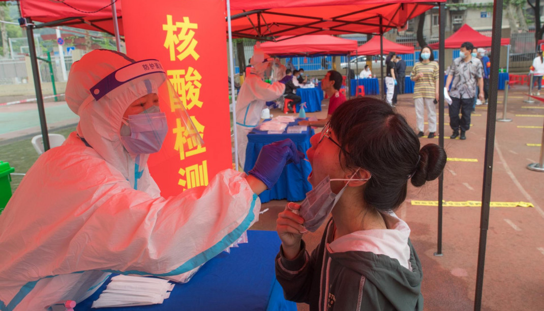 Realización del test de COVID-19 en Wuhan