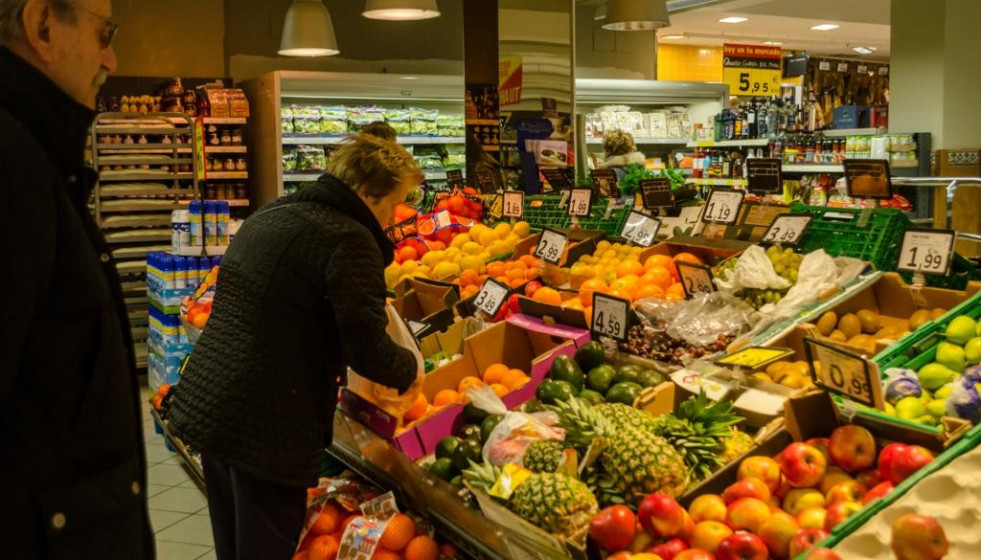 Gente comprando fruta y frescos