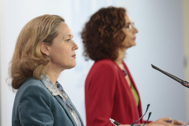 La ministra de Asuntos Económicos y de Transformación Digital de España, Nadia Calviño, y la Ministra de Hacienda y portavoz del Gobierno, María Jesús Montero, llevan a cabo una rueda de prensa, en Madrid (España) a 1 de mayo de 2020. En ella han anunciad