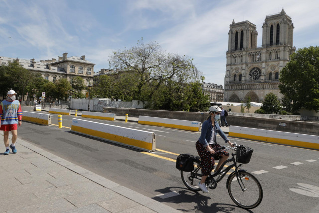 Ciudadanos pasean por París