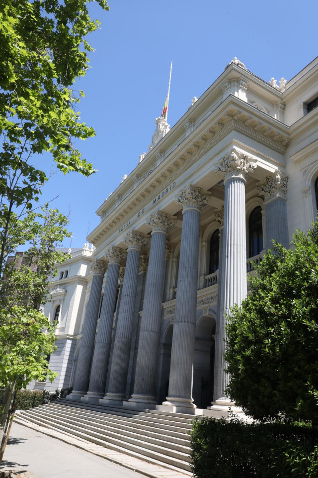 Fachada del edificio de la Bolsa de Madrid