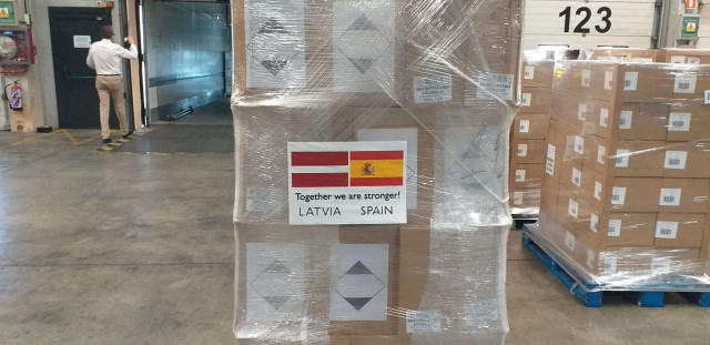 Donación de 10.000 botellas de líquido desinfectante de Letonia a España