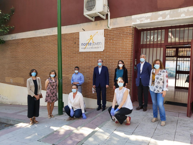 El portavoz socialista en la Asamblea de Madrid, Ángel Gabilondo, visita la asociación Norte Joven, junto al alcalde de Alcobendas