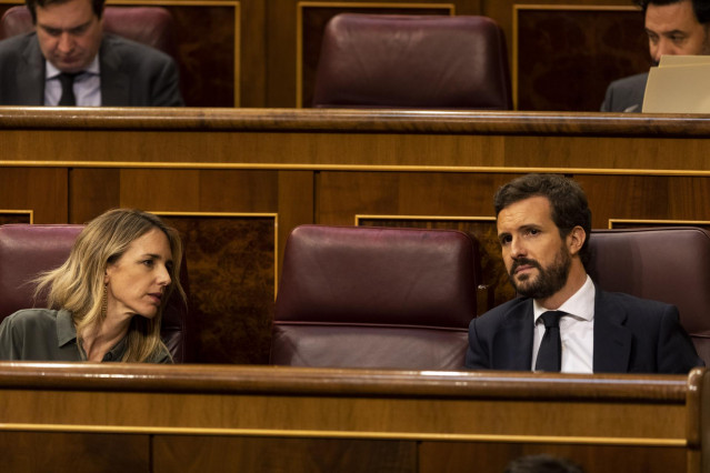 El presidente del Partido Popular, Pablo Casado (d), y la portavoz del PP, Cateyana Álvarez de Toledo, conversan en el Pleno del Congreso. En Madrid, (España), a 3 de junio de 2020.