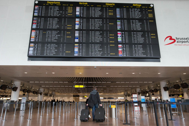 Un pasajero en el aeropuerto de Bruselas