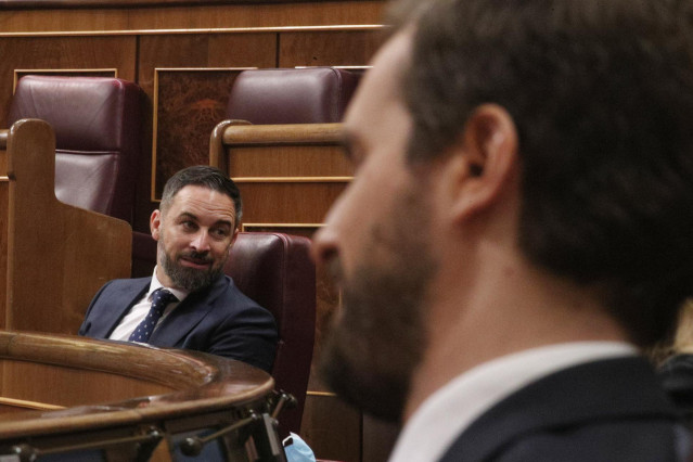 El líder de Vox, Santiago Abascal (i), y el líder del PP, Pablo Casado, durante el pleno de sesión de control al Gobierno centrado en las medidas post-COVID 19