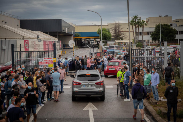 Marcha lenta de vehículos de los trabajadores de Nissan desde la planta de la Zona Franca