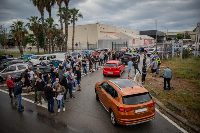 Trabajadores de Nissan Motor Ibérica, en la Zona Franca de Barcelona, salen en sus vehículos de su área de trabajo para formar parte de una de las marchas lentas que se han convocado durante el día