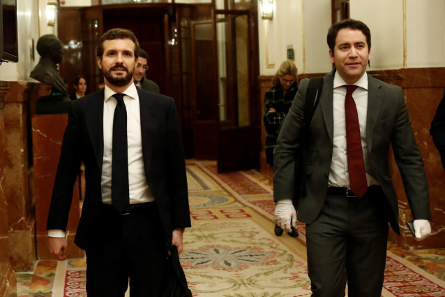 El presidente del PP, Pablo Casado, y el secretario general, Teodoro García Egea, abandonan el Pleno del Congreso. En Madrid (España), a 25 de marzo de 2020.