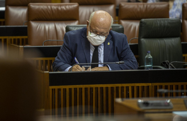 El consejero de Salud y Familias, Jesús Aguirre, durante la primera jornada del Pleno del Parlamento andaluz con debates para la convalidación de dos decretos leyes relacionados con el covid-19. En el Parlamento de Andalucía (Sevilla, Andalucía), a 03 de