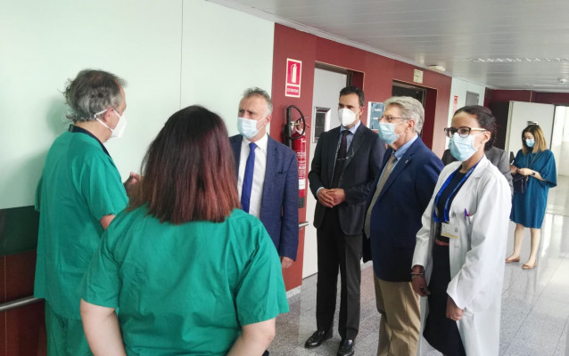 El presidente de Canarias, Ángel Víctor Torres, durante una visita al Hospital de La Candelaria