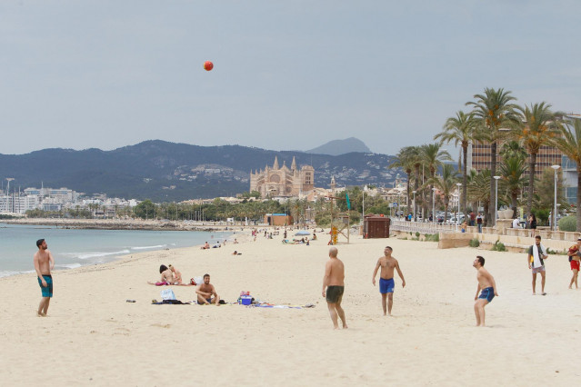 Bañistas en una playa de Palma durante el primer día de la Fase 2.