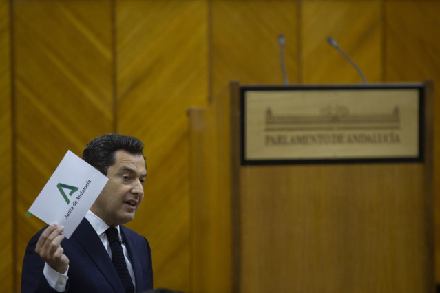 El presidente de la Junta de Andalucía, Juanma Moreno, en el Pleno del Parlamento.