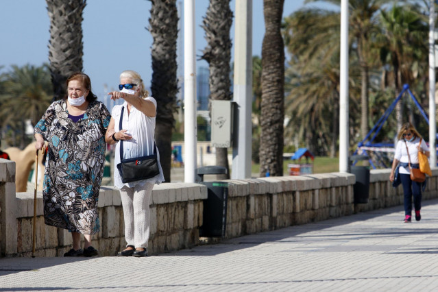 Personas mayores recorren el paseo marítimo por la zona de La Malagueta en las horas asignadas a ellos,  en Málaga (Andalucía, España), a 02 de mayo de 2020.