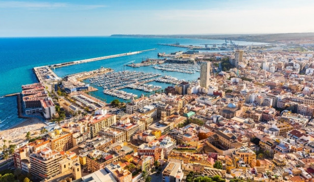 Vista aérea de la ciudad y el puerto de Alicante