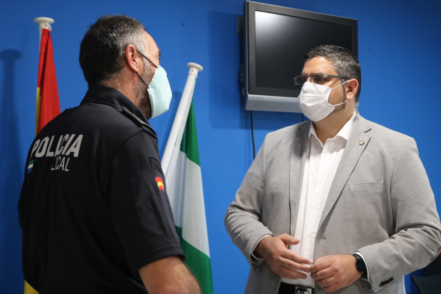 El alcalde de Mijas, Josele González, acompañado por el jefe intendente de la Policía Local, Juan Manuel Rosas