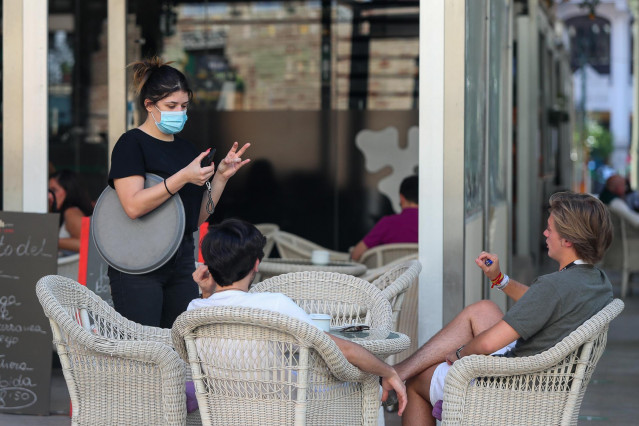 Varias personas piden consumiciones en una terraza en el Mercado de Colón durante la fase 2 de la desescalada en la pandemia de coronavirus COVID19. En Valencia, España, a 3 de junio de 2020.