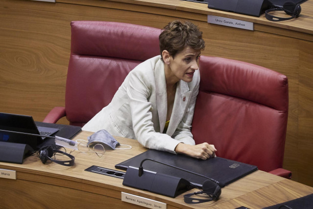 La presidenta del Gobierno de Navarra, María Chivite, momentos antes del inicio de una sesión plenaria en el Parlamento de Navarra.