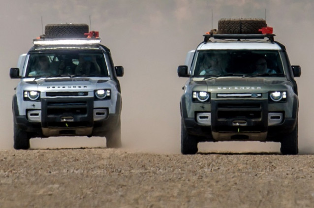 Dos vehículos de Jaguar Land Rover.