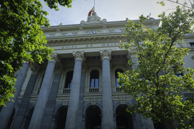 Fachada del edificio de la Bolsa de Madrid, a 1 de junio de 2020.