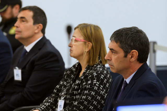 El exdirector de los Mossos d’Esquadra Pere Soler (izq); la intendente Teresa Laplana (centro); y el mayor Josep Lluís Trapero (dech), durante la primera jornada del juicio en la Audiencia Nacional