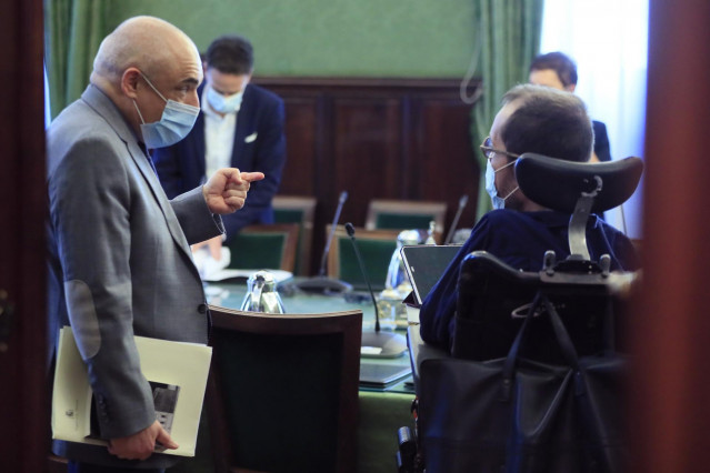 El portavoz de Unidas Podemos en el Congreso de los Diputados, Pablo Echenique (d), conversa con el secretario general del grupo socialista en el Congreso, Rafael Simancas (i), durante una reunión de la Junta de Portavoces