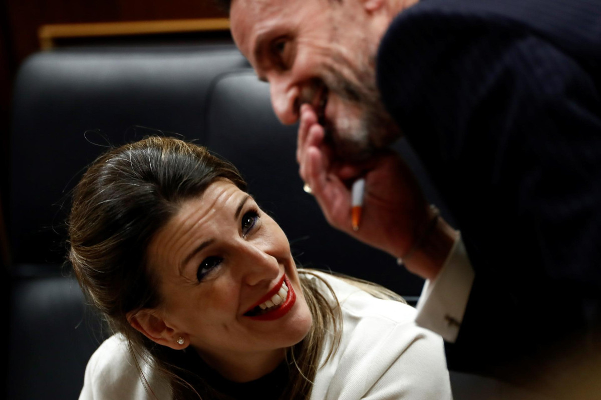 La ministra de Trabajo, Yolanda Diaz, habla con el portavoz adjunto de Ciudadanos en el Congreso, Edmundo Bal