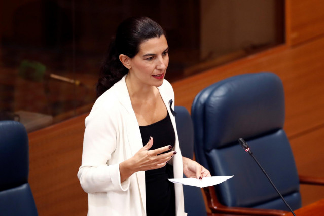 La portavoz de Vox, Rocío Monasterio, durante su intervención en una nueva sesión de control en la que la oposición pide a la presidenta regional que rinda cuentas sobre su gestión de la crisis sanitaria de la COVID-19 y sobre sus planes para el futuro de