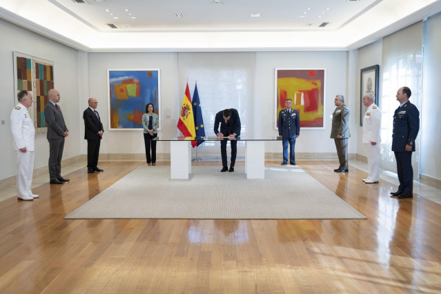 El presidente del Gobierno, Pedro Sánchez, durante la firma de la Directiva de Defensa Nacional 2020, en el Palacio de la Moncloa con la ministra de Defensa, Margarita Robles y los jefes de los Ejércitos.